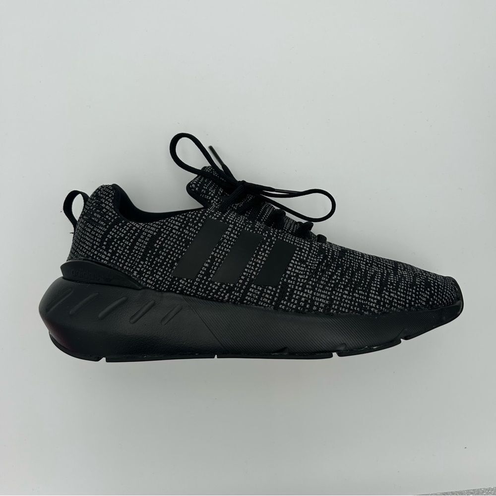 NWOB Adidas Swift Run 22 J Black/ Grey Unisex US Size 6.5